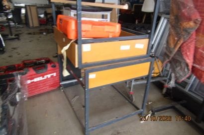 3 tables de présentation sur roulettes.