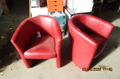 2 fauteuils clubs en skaï rouge.