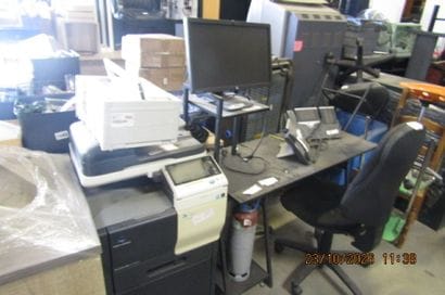 1 bureau informatique avec 1 écran TFT H...
