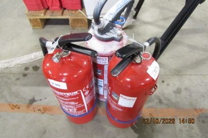 1 extincteur 6L eau + 1 extincteur 2 kg CO2...