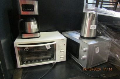 1 four à micro-ondes BECKO + 1 cafetière...