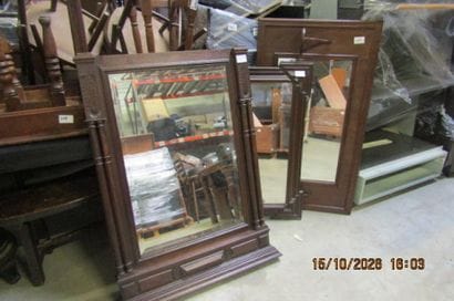 3 grands miroirs en bois aspect ancien.