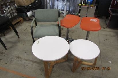 2 tabourets avec assise en skaï+ 1 chaise...