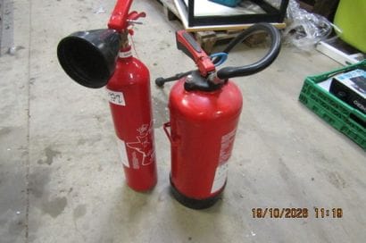 1 extincteur 6L + 1 extincteur 2kg CO2.