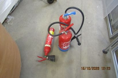 1 extincteur 2 kg + 2 extincteurs 6 L.