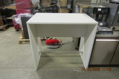 1 comptoir en bois blanc.