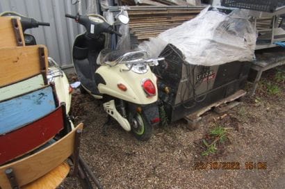1 scooter électrique 50 cc, avec certificat...