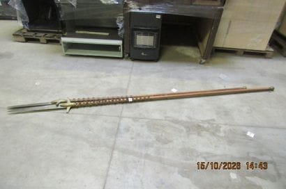 2 répliques anciennes d'épieux de chasse...