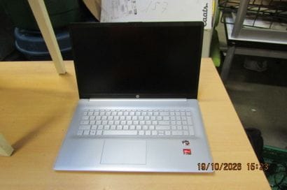 1 ordinateur HP, processeur AMD RYZEN 7.
