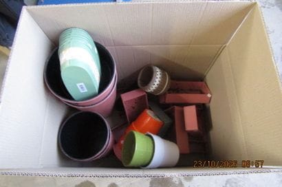 1 lot de pots en plastique de divers mod...