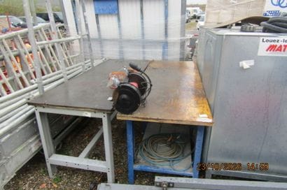 2 établis équipés pour l'un avec 1 étau et...