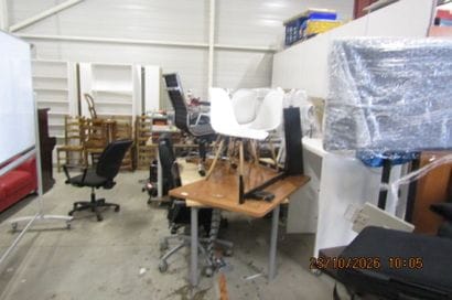 1 bureau stratifié clair en angle avec fauteuil...
