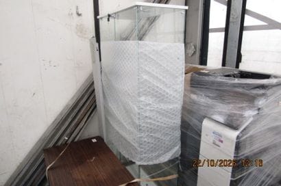 1 vitrine 2 portes coulissantes.