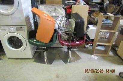 3 fauteuils de coupe.