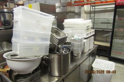 1 lot d'ustensiles de cuisine éparpillés...