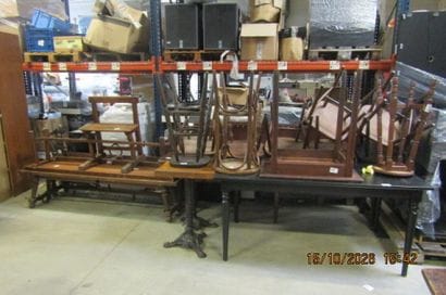 1 grande table rectangulaire avec 6 chaises...