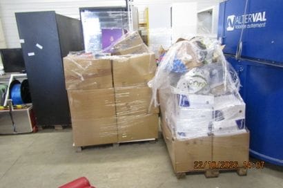 1 stock de mangas et articles mangas, figurines...