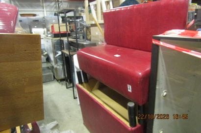 3 banquettes rouges usagées.