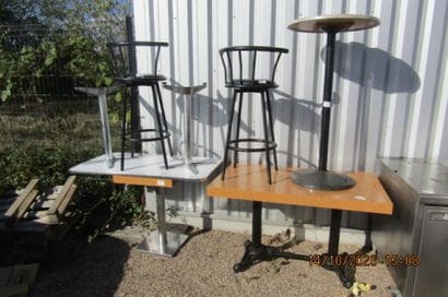 1 banquette en skaï et 1 table piètement...