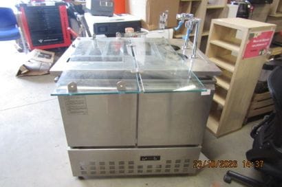1 saladette vitrine capacité 18 bacs