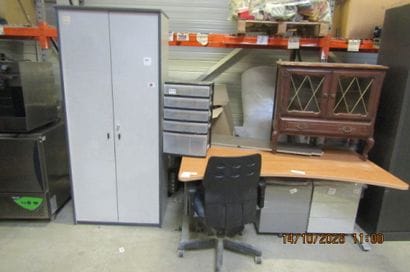 1 bureau stratifié clair avec 1 chaise à...