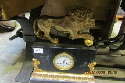 1 horloge ancienne avec décor lion.