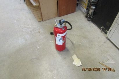 1 extincteur 9 L eau pulvérisée.