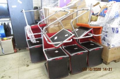 11 chaises en tissu rouge + 1 chaise en tissu...