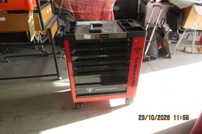 1 servante à outils avec outillage à main...
