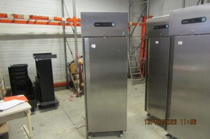 1 armoire réfrigérée à 1 porte inox, à froid...