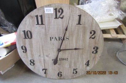 1 horloge décorative en bois.
