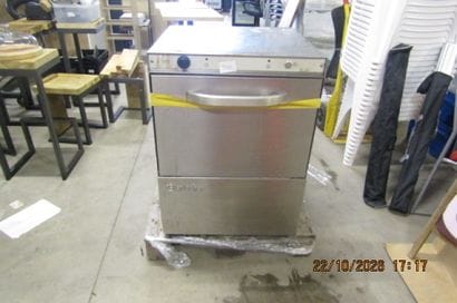 1 lave-vaisselle marqué E500.