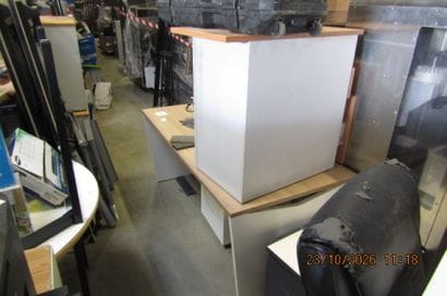 1 bureau en bois stratifié blanc et clair...