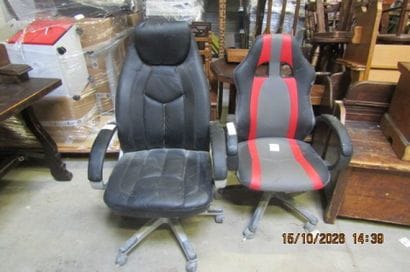 2 chaises de bureau.
