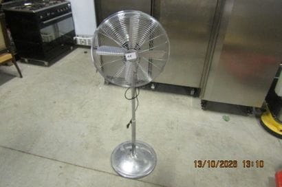 1 ventilateur sur pied.