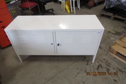 1 meuble bas métallique 2 portes.