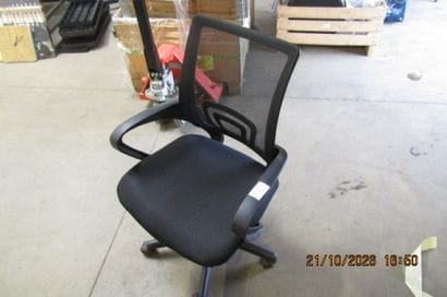 1 chaise à roulettes en tissu et toile n...