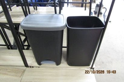 2 poubelles en plastique gris.