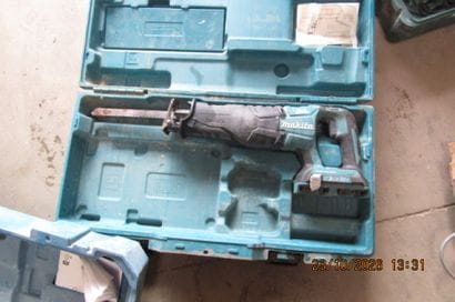 1 scie sabre MAKITA - sans batterie ni c...