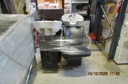 2 bacs à shampoing avec fauteuil.