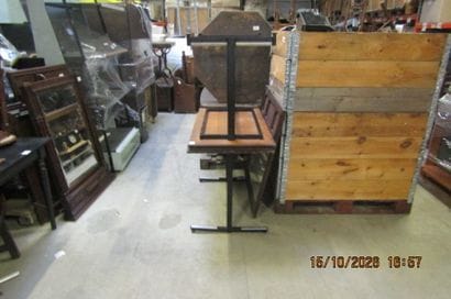 2 tables rectangulaires dessus bois.