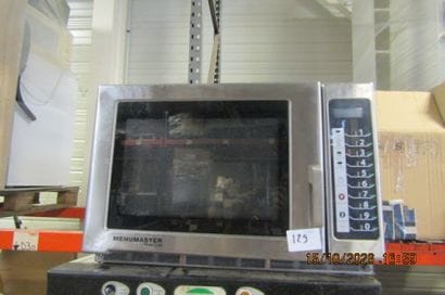1 micro-ondes MENUMASTER en inox est pré...