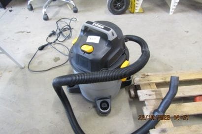 1 aspirateur bidon TITAN.