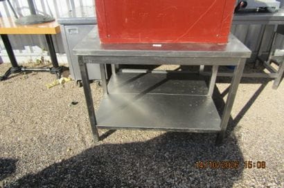 1 table en inox.