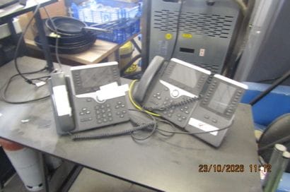 2 téléphones CISCO.