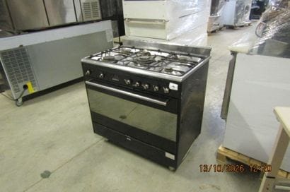 1 piano de cuisson SMEG à 5 feux gaz.
