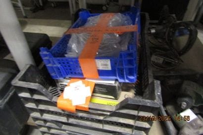 1 bac (C) contenant des outils à bois pour...