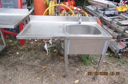 1 bac plonge avec égouttoir, en inox.