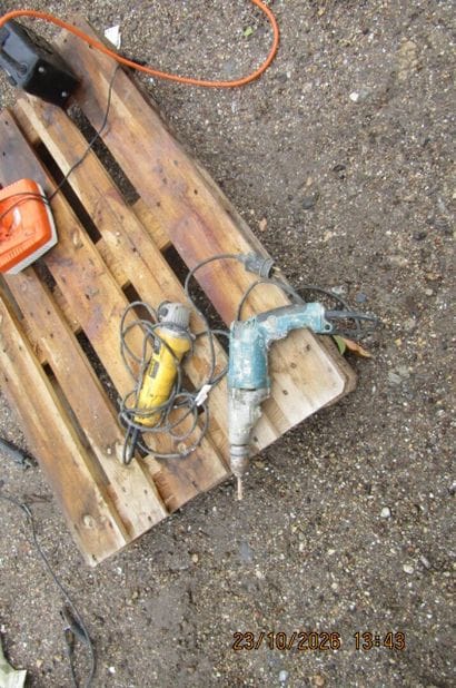 1 perceuse MAKITA ancienne + 1 outil multifonction...