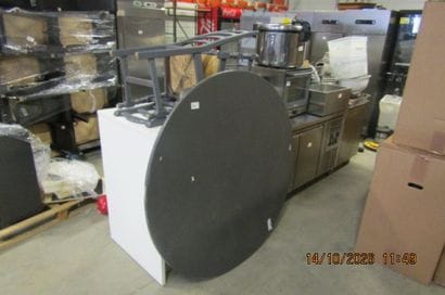 1 table ronde avec 2 chaises avec assise...